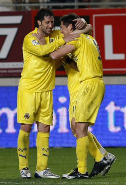 Capdevila (izquierda) y Guille Franco, celebrando el gol de los amarillos en Murcia el pasado sábado./