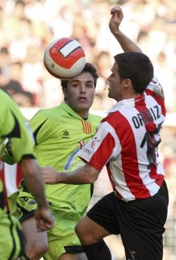 Pedro León busca el esférico ante la oposición de Orbaiz./