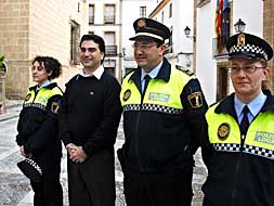 El concejal de Seguridad Ciudadana, Rafa Bas, con tres agentes del grupo UAPS de la Policía Local./