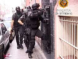 Varios agentes se preparan para el asalto de la vivienda donde residían varios miembros de la banda./