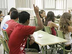 Varios niños asisten a una clase en un colegio./