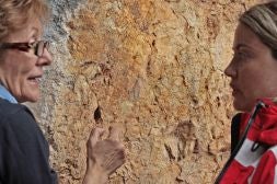 La directora del Instituto de Conservación y la restauradora, frente a la pintura descubierta./