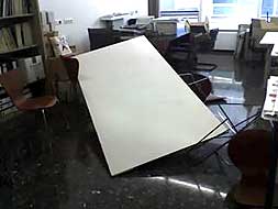 Una de las mesas volcadas en el departamento que fue asaltado ayer./