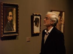El investigador y artista valenciano Luis Massoni contempla algunos de los cuadros firmados por Manuel Sigüenza./