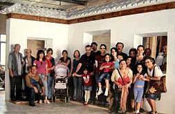 Miembros de la comisión de 'El Cabasset' en el taller del artista Fran Martínez./