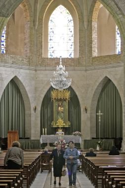Dos mujeres se disponen a salir del interior de la Seu./