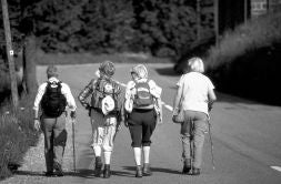 Un grupo de personas mayores dando un paseo en compañía. /FRÉDERIC DE LA MURE/