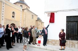 El hermano de Jesús Castellano, Vicente, descubre el rótulo de la calle con el nombre del religioso carmelita./