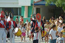 El Tio de la Porra rodeado de niños en el municipio de Oliva./