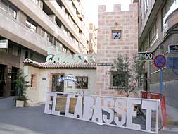 La portada de la barraca El Cabasset, que representa las Torres de la Huerta, que ha logrado el primer premio en categoría especial./