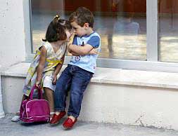 Dos escolares a las puertas del colegio en el inicio de curso escolar./