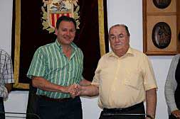 El alcalde y el director de la prueba sellan el acuerdo./