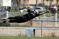 El guardameta madrileño Carlos Sánchez ejecuta una espectacular palomita durante un entrenamiento./
