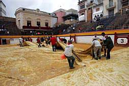 Las condiciones en las que quedó la plaza de Algemesí tras las lluvias del pasado martes./