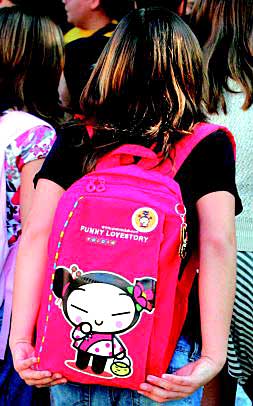 Una niña con su mochila./