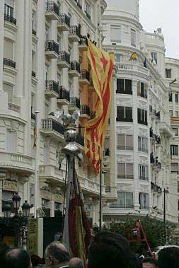La bandera independentista colgada al paso de la Reial Senyera./