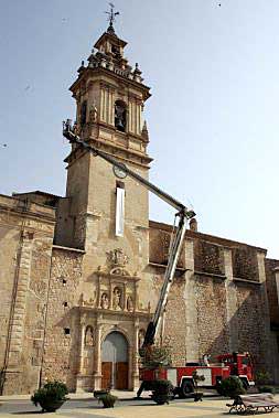 La grúa que se colocó para acceder al campanario de la Basílica./