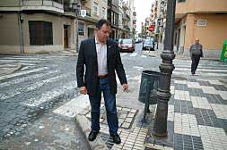 El alcalde de Algemesí señala el lugar donde tenía retenido al ladrón./