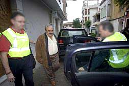 El momento en que los agentes de la Guardia Civil detienen al alcalde de Bigastro, José Joaquín Moya, que el viernes ingresó en prisión sin fianza./