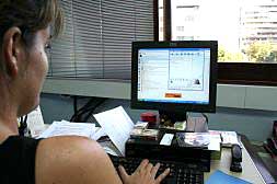Una joven chatea desde su ordenador./