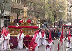 Procesión con una imagen de un colegio de los Padres Escolapios./