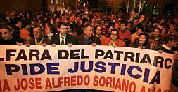 Aspecto que presentaba la cabecera de la manifestación celebrada ayer en las calles de Alfara del Patriarca para pedir el indulto./