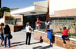 Una madre espera en la puerta del colegio concertado Sagrados Corazones./