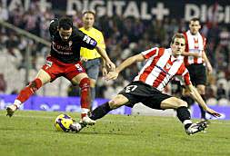 Omar (izquierda), junto al delantero Ion Vélez (Athletic), en el encuentro de Copa disputado en San Mamés./
