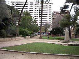 Parte de la zona del jardín de Viveros donde se excavará, con la calle General Elío./