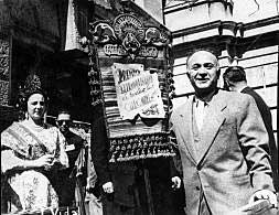 Regino Mas en 1954, en la tribuna del Ayuntamiento, recoge el estandarte del premio extraordinario de todas las categorías./