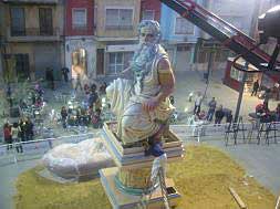 El Moisés de la falla réplica de Regino Mas ya preside la Plaza Mayor de Benifaió./