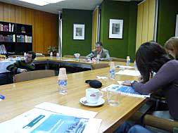 Un momento de la rueda de prensa del director de la planta en Sagunto./