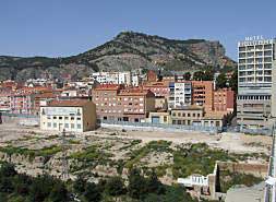 Imagen panorámica de los terrenos de La Estambrera de Alcoy, donde está prevista la construcción de varios edificios./