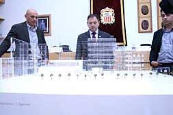 Autoridades municipales, con el alcalde en el centro, observan la maqueta del mercado./