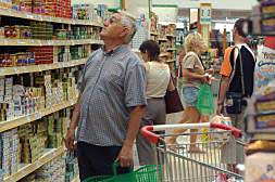 Varias personas recorren los pasillos de un supermercado de Gandia ./