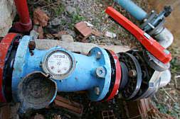 Contador de agua y válvulas de control a la salida de un pozo./