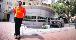 DENUNCIA. Paco Agulló, secretario general del Proyecto Gran Simio, ayer frente al acuario de la plaza Nueva de Alicante. /CARLOS RODRÍGUEZ/