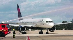 BAUTISMO. Los bomberos del aeropuerto de Valencia lanzan agua sobre el Boeing 757 200 cuando se dirige a despegar. /DAMIÁN TORRES/