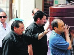 ÚLTIMO ADIÓS. El padre de la joven asesinada en Elche acaricia el ataúd de su hija . /EFE/MORELL/