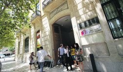 LA SEDE. Edificio de la antigua Escuela de Comercio, hoy sede universitaria. /ÁLEX DOMÍNGUEZ/