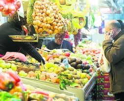 Frutería en el Mercado Central de Valencia.. /DAMIÁN TORRES/