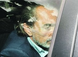 CABECILLA. Francisco Correa, presunto líder de la trama 'Gürtel', se dirige a declarar ante el juez el pasado 30 de abril. / EFE/