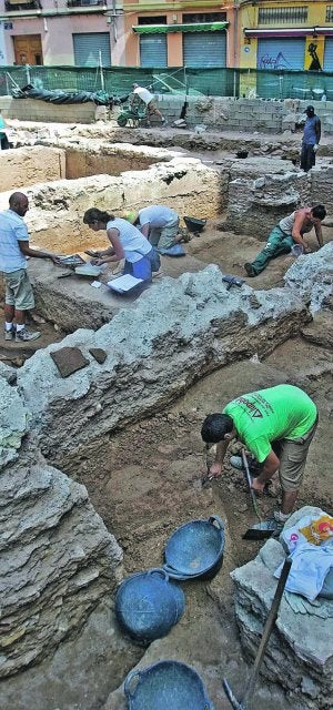 TRAZADO. Excavación en la necrópolis, en la calle Alta. /D. TORRES/