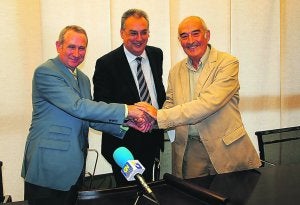 REGRESO. De izquierda a derecha, Eliseo Yus, el alcalde y Mario Gaviria, ayer en el Ayuntamiento. / CM/