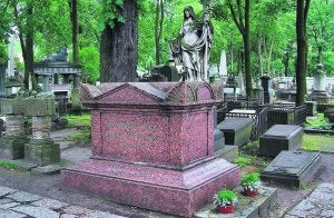 CEMENTERIO EN PELIGRO. El camposanto ubicado junto al monasterio de San Alejandro Nevski sufrirá una remodelación. / LP/