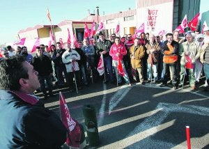 PROTESTA. Más de un centenar de trabajadores de Sos durante el paro en la fábrica. / F. GARCÍA/