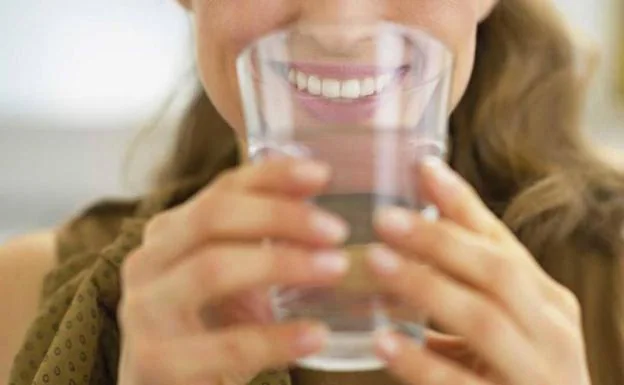 ¿Es bueno beber agua durante las comidas?