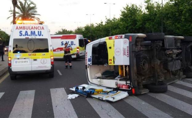 Cuatro heridos al chocar una ambulancia contra un coche en ...
