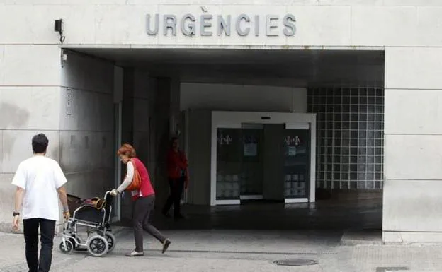 Puerta del servicio de Urgencias del Hospital Clínico de Valencia.