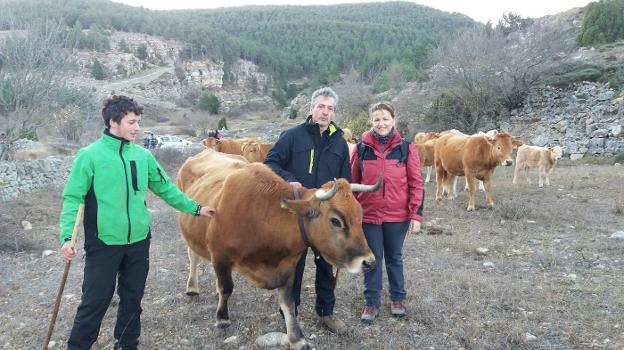Dos de los pastores participantes, ayer, con la consellera de Medio Ambiente durante la trashumancia. / lp